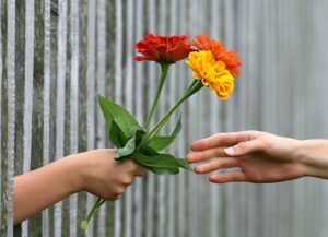 hand met bloemen